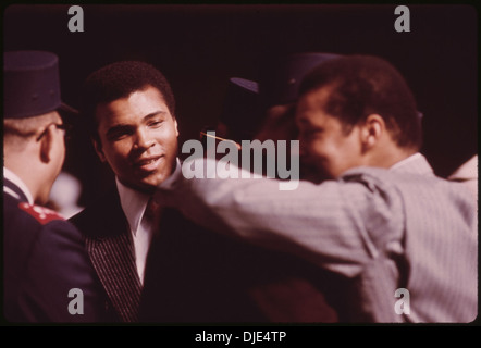 WORLD Heavyweight Champion de boxe Muhammad ALI, un MUSULMAN noir, ASSISTE AU SERVICE DE LA SECTE D'ENTENDRE Elijah Muhammad...556247 Banque D'Images