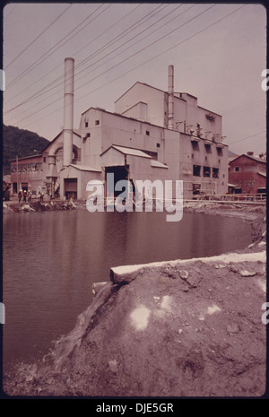 Le BASSIN DE DÉCANTATION POUR L'OPÉRATION DE LAVAGE DU FOUR 5E36 À L'UNION CARBIDE usine de ferro-alliages. L'étang est...557392 Banque D'Images