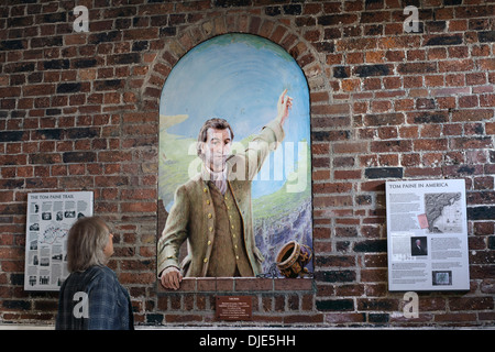 La peinture murale de Tom Paine (l'auteur de "droits de l'homme") par Julian Bell, sur un mur dans le passage du marché, Lewes. Banque D'Images