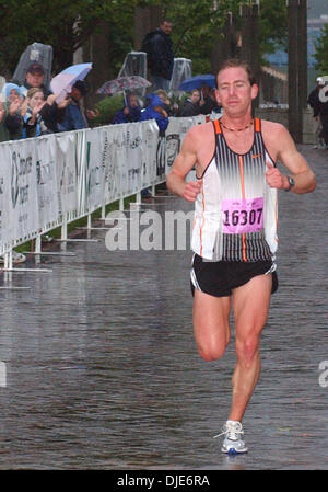 02 mai 2004 - Cincinnati, Ohio, USA - au-delà de la 10 k terminer deuxième après une disqualification du premier coureur est est 10K vainqueur de l'JERRIMY BORLING de Chicago. (Crédit Image : © Ken Stewart/ZUMA Press) Banque D'Images