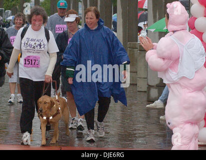 02 mai 2004 - Cincinnati, Ohio, USA - Blind walker JAN DANNER de Clifton franchit la ligne d'arrivée avec son chien-guide. (Crédit Image : © Ken Stewart/ZUMA Press) Banque D'Images