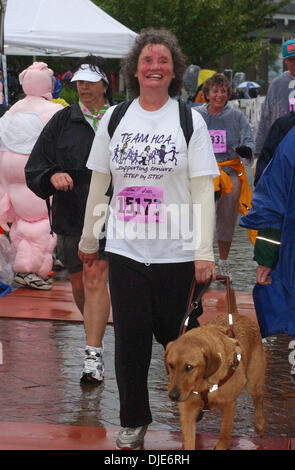 02 mai 2004 - Cincinnati, Ohio, USA - Blind walker JAN DANNER de Clifton franchit la ligne d'arrivée avec son chien-guide. (Crédit Image : © Ken Stewart/ZUMA Press) Banque D'Images