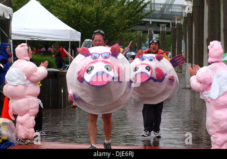 02 mai 2004 - Cincinnati, Ohio, USA - l'exécution de la 10 K avec les porcs est DAN CZUK et ROB BERKIN de Kalamazoo Michigan. (Crédit Image : © Ken Stewart/ZUMA Press) Banque D'Images