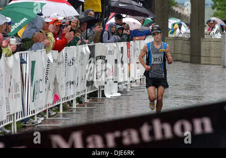 02 mai 2004 - Cincinnati, Ohio, USA - Lauréat du marathon hommes T.J. LENTZ, de Clifton, approches de la ligne d'arrivée. (Crédit Image : © Ken Stewart/ZUMA Press) Banque D'Images