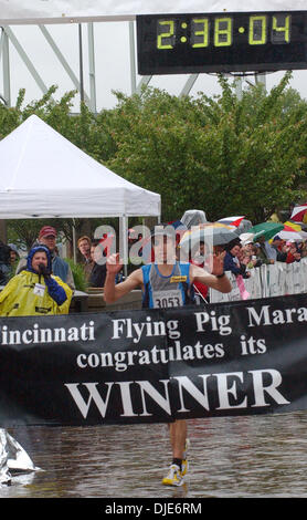 02 mai 2004 - Cincinnati, Ohio, USA - Lauréat du marathon hommes T.J. LENTZ, de Clifton, approches de la ligne d'arrivée. (Crédit Image : © Ken Stewart/ZUMA Press) Banque D'Images