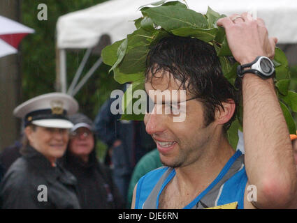 02 mai 2004 - Cincinnati, Ohio, USA - Lauréat du marathon hommes T.J. LENTZ, de Clifton, ajuste sa couronne du gagnant. (Crédit Image : © Ken Stewart/ZUMA Press) Banque D'Images