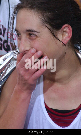 02 mai 2004 - Cincinnati, Ohio, USA - Le gagnant du Marathon Femmes P.J. BALL, 25 ans, de Clifton. (Crédit Image : © Ken Stewart/ZUMA Press) Banque D'Images