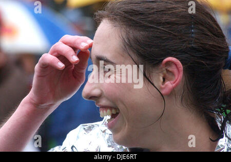 02 mai 2004 - Cincinnati, Ohio, USA - Le gagnant du Marathon Femmes P.J. BALL, 25 ans, de Clifton. (Crédit Image : © Ken Stewart/ZUMA Press) Banque D'Images