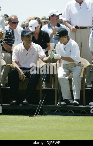 02 mai, 2004 ; Boulder City, NV, USA ; Haley Joel Osment parler à Andy Garcia sur son tir à la 6e édition annuelle de 'Michael Douglas et Amis Celebrity Golf' Millions de trou dans une pousse à la Cascata Golf présenté par Lexus au profit de la Motion Picture and Television Fund. Banque D'Images