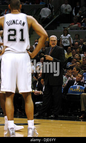 02 mai 2004, San Antonio, TX, USA ; Los Angeles Lakers PHIL JACKSON, entraîneur des Spurs' échanges mots avec TIM DUNCAN dans le jeu 1 de la demi-finale de conférence de l'Ouest au SBC Center. Les Spurs ont utilisé un jeu 24-9-run se terminant à l'encontre de l'visiter Lakers 88-78 dans la série d'ouverture. Tim Duncan coulé en 30 points et Tony Parker a ajouté 20. Kobe Bryant avait 31 points et Shaq avait 19. Banque D'Images