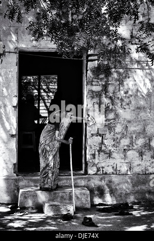 Vieille Femme indienne en provenance de Sri Sathya Sai Baba mobiles de proximité hôpital clinique. L'Andhra Pradesh, Inde. Monochrome Banque D'Images