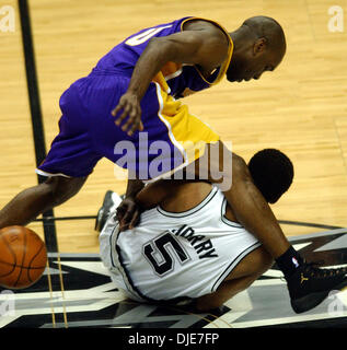 13 mai 2004, San Antonio, TX, USA ; Lakers GARY PAYTON s'exécute dans les Spurs ROBERT HORRY tandis que les deux se ruent sur des billes en vrac au cours du premier trimestre de l'Spurs contre les Lakers de Los Angeles dans le jeu 5 de la Conférence Ouest demi-finales au SBC Center de San Antonio. Score final, 74 Lakers Spurs 73 dans une série 3-2 conduire après Derek Fisher un swished pied 18 sauter une inbou Banque D'Images