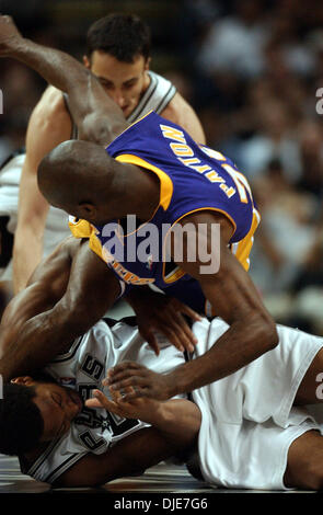 13 mai 2004, San Antonio, TX, USA ; Lakers GARY PAYTON tombe sur les Spurs ROBERT HORRY tandis que les deux chercher une balle lâche pendant le premier trimestre de l'Spurs contre les Lakers de Los Angeles dans le jeu 5 de la Conférence Ouest demi-finales au SBC Center de San Antonio. Score final, 74 Lakers Spurs 73 dans une série 3-2 conduire après Derek Fisher un swished pied 18 sauter dans un Banque D'Images