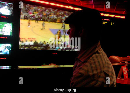 15 mai 2004, à Las Vegas, Nevada, USA ; Basketball fans watch les Lakers et les Spurs face à face à l'ESPN zone bar et grill au New York, New York Casino à Las Vegas. Les Lakers ont remporté 88-76. Banque D'Images