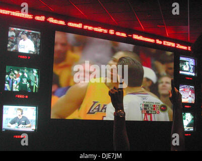 15 mai 2004, à Las Vegas, Nevada, USA ; Basketball fans watch les Lakers et les Spurs face à face à l'ESPN zone bar et grill au New York, New York Casino à Las Vegas. Les Lakers ont remporté 88-76. Banque D'Images