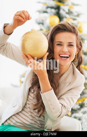 Portrait of smiling young woman holding Christmas ball Banque D'Images