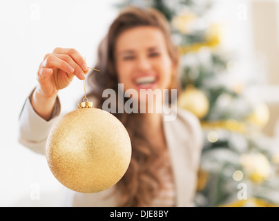 Libre à Noël ballon en main de happy young woman Banque D'Images