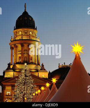 Berlin, Allemagne. 26 nov., 2013. Allume les étoiles brillent sur les tentes au marché de Noël sur la Gendarmenmarkt à Berlin, Allemagne, 26 novembre 2013. Photo : Paul Zinken/dpa/Alamy Live News Banque D'Images