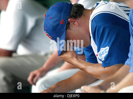 Juin 13, 2004 ; Palm Beach, FL, USA ; Florida Gator le lanceur partant CONNOR FALKENBACH est abattu dans l'étang après avoir été tirer du jeu dans la Manche 8 de la Miami Ð U. Floride régional Dimanche 13 juin super, 04, à Coral Gables. Falkenbach a été le lanceur perdant. Banque D'Images