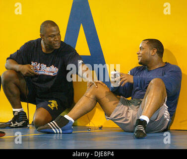 Juin 13, 2004 ; Palm Beach, FL, USA ; DANIEL CORMIER, membre de la U.S. National 2004 L'équipe de lutte olympique Freestyle, parle avec l'entraîneur Kevin Jackson pratique suivante à l'intérieur du Cardinal Newman HS wrestling facility dimanche matin. Cormier, qui a lutté pour l'Oklahoma State University, fait concurrence à 211,5 livres. Banque D'Images