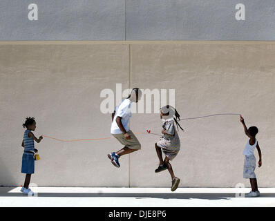 Juin 13, 2004 ; Palm Beach, FL, USA ; neuf ans DENEISHA SAINTVIL, quinze ans, TERRENCE MARSHALL, onze ans de Hugens Saintvil, et sept ans DEMETRIUS JOSEPH Cordes à sauter à côté de l'Armée du Salut Centre communautaire de West Palm Beach. Les enfants prennent part à l'Armée du Salut un camp d'été. Marshall est membre de la première église baptiste de Zachary, Louisiane. H Banque D'Images