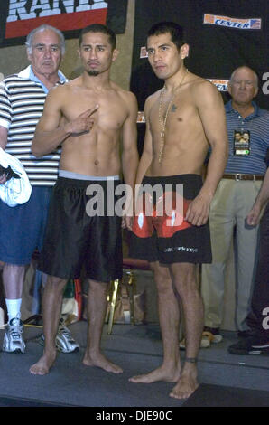 Jun 16, 2004 ; Los Angeles, CA, USA ; Marco Antonio Barrera (R) à la conférence de presse pour sa 19e Juin lutte contre PAULIE AYALA au Home Depot Center de Carson. Banque D'Images