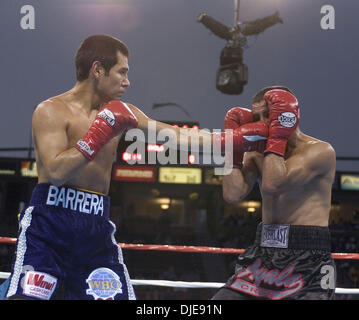 Jun 19, 2004 ; Carson, CA, USA ; Marco Antonio Barrera (bleu) à l'encontre de PAULIE AYALA dans une 10e ronde KO au Home Depot Center. Banque D'Images