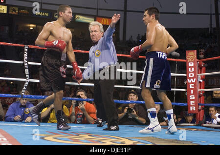 Jun 19, 2004 ; Carson, CA, USA ; Marco Antonio Barrera (bleu) à l'encontre de PAULIE AYALA dans une 10e ronde KO au Home Depot Center. Banque D'Images