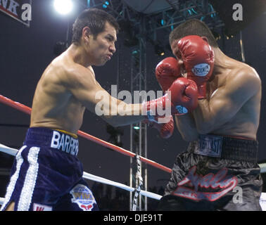 Jun 19, 2004 ; Carson, CA, USA ; Marco Antonio Barrera (bleu) à l'encontre de PAULIE AYALA dans une 10e ronde KO au Home Depot Center. Banque D'Images