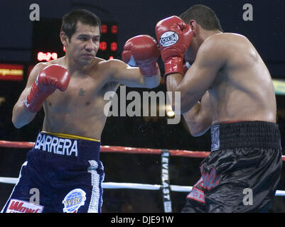 Jun 19, 2004 ; Carson, CA, USA ; Marco Antonio Barrera (bleu) à l'encontre de PAULIE AYALA dans une 10e ronde KO au Home Depot Center. Banque D'Images