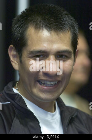 Jun 19, 2004 ; Carson, CA, USA ; Marco Antonio Barrera bat Paulie Ayala dans une 10e ronde KO au Home Depot Center. Banque D'Images