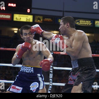 Jun 19, 2004 ; Carson, CA, USA ; Marco Antonio Barrera (bleu) à l'encontre de PAULIE AYALA dans une 10e ronde KO au Home Depot Center. Banque D'Images