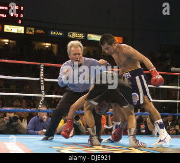 Jun 19, 2004 ; Carson, CA, USA ; Marco Antonio Barrera (bleu) à l'encontre de PAULIE AYALA dans une 10e ronde KO au Home Depot Center. Banque D'Images