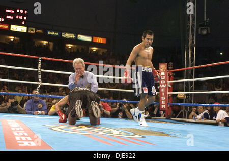 Jun 19, 2004 ; Carson, CA, USA ; Marco Antonio Barrera (bleu) à l'encontre de PAULIE AYALA dans une 10e ronde KO au Home Depot Center. Banque D'Images