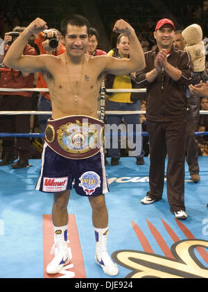 Jun 19, 2004 ; Carson, CA, USA ; Marco Antonio Barrera bat Paulie Ayala dans une 10e ronde KO au Home Depot Center. Banque D'Images