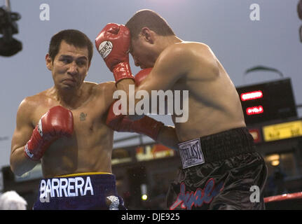 Jun 19, 2004 ; Carson, CA, USA ; Marco Antonio Barrera (bleu) à l'encontre de PAULIE AYALA dans une 10e ronde KO au Home Depot Center. Banque D'Images