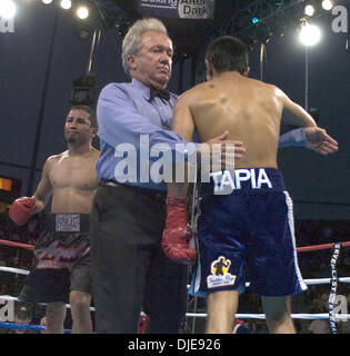 Jun 19, 2004 ; Carson, CA, USA ; Marco Antonio Barrera (bleu) à l'encontre de PAULIE AYALA dans une 10e ronde KO au Home Depot Center. Banque D'Images