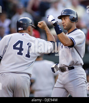Jun 22, 2004 ; Baltimore, MD, USA ; Derek jeter des Yankees, droite, est félicité par MIGUEL LE CAIRE (41) après son exécution 3 home run dans la 2e manche au cours de la Nouvelle York Yankee c. Baltimore Orioles match de baseball, le mardi 22 juin 2004 à Camden Yards de Baltimore, MD. New York a battu Baltimore 10-4. Banque D'Images
