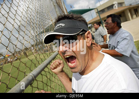 Jun 24, 2004 ; Lantana, Floride, USA ; RICK ESTRADA, de Miami, a bientôt sur son fils, Corey Estrada pour les perspectives de la ville de New York, au cours de l'USA Jeux Olympiques championnats junior de baseball à l'école secondaire Santaluces domaines jeudi. L'équipe de NY, avec trois coéquipiers de Miami, jouait l'Est Cobb, GA Aztèques. L'âge de 16 ans et moins de 18 au 26 juin tournoi avec un final qui se tiendra au Banque D'Images