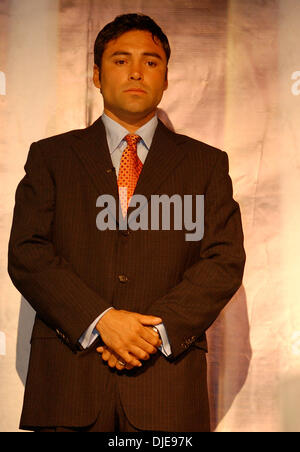 Jun 29, 2004 ; Los Angeles, CA, USA ; OSCAR DE LA HOYA et Bernard Hopkins rencontrez lors de la conférence de presse pour leur prochaine épreuve le 18 septembre pour le titre poids moyen mondial incontesté à l'hôtel MGM. Banque D'Images