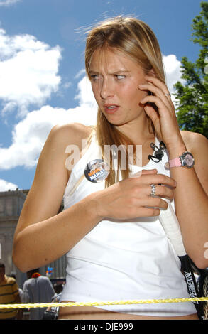 Jul 06, 2004 ; New Haven, CT, USA ; Champion du Wimlbedon MARIA SHARAPOVA a donné une clinique de tennis aux enfants de l'école en face de l'Hôtel de ville de New Haven, CT. Banque D'Images