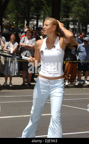 Jul 06, 2004 ; New Haven, CT, USA ; Champion du Wimlbedon MARIA SHARAPOVA a donné une clinique de tennis aux enfants de l'école en face de l'Hôtel de ville de New Haven, CT. Banque D'Images