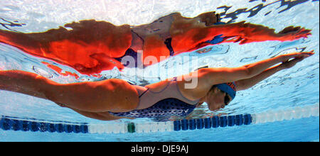 Jul 07, 2004 ; Long Beach, CA, USA ; CARMEN LEAH RETURM participe mercredi matin 7 juillet, 2004 dans le les tours préliminaires du 400 mètres quatre nages des USA Description essais de natation olympique à Long Beach, Californie Retrum a gagné la chaleur avec un temps de 4:52,55. Banque D'Images