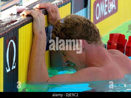 Juil 08, 2004 ; Long Beach, CA, USA ; San Antonio's Josh Davis réagit à voir son temps au 200 mètres nage libre lors des essais olympiques demi-finales. Davis a terminé avec un temps de 1:51,77 en lui donnant le temps le plus lent des deux épreuves de demi-finale. Il n'a pas réussi à faire l'équipe olympique. Banque D'Images