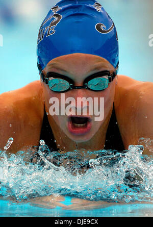 Juil 08, 2004 ; Long Beach, CA, USA ; San Antonio's ANNIE CHANDLER fait concurrence au 100 mètres breastroke au cours de la deuxième journée de qualification olympique. Banque D'Images