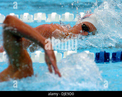 Juil 08, 2004 ; Long Beach, CA, USA ; San Antonio's Josh Davis participe à la ronde préliminaire du 200 mètres freeslyle au cours de la deuxième journée de qualification olympique. Dans l'avant-plan est MICHAEL PHELPS. Banque D'Images