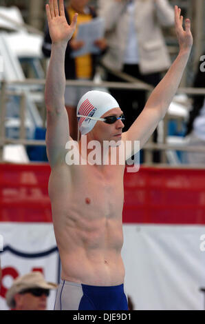 Juil 08, 2004 ; Long Beach, CA, USA ; San Antonio's Josh Davis reconnaît l'auditoire à des essais olympiques avant le début de sa chaleur préliminaire dans le 200 mètres nage libre. Banque D'Images