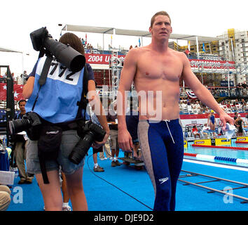 Juil 08, 2004 ; Long Beach, CA, USA ; San Antonio's Josh Davis quitte la terrasse de la piscine à des essais olympiques après avoir participé au 200 mètres nage libre. Banque D'Images
