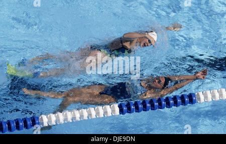 Juil 08, 2004 ; Long Beach, CA, USA ; les nageurs pratique pour la deuxième journée de compétition à Long Beach. La semaine de natation olympique des États-Unis depuis longtemps commencé mercredi et pour la première fois dans l'histoire de la natation, les athlètes seront en compétition pour une place sur l'équipe américaine dans une piscine hors-terre. Un constructeur italien assemblé deux piscines de 50 mètres temporaire dans le stationnement près de la plage Banque D'Images
