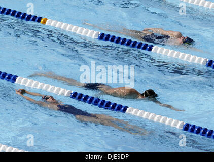 Juil 08, 2004 ; Long Beach, CA, USA ; les nageurs pratique pour la deuxième journée de compétition à Long Beach. La semaine de natation olympique des États-Unis depuis longtemps commencé mercredi et pour la première fois dans l'histoire de la natation, les athlètes seront en compétition pour une place sur l'équipe américaine dans une piscine hors-terre. Un constructeur italien assemblé deux piscines de 50 mètres temporaire dans le stationnement près de la plage Banque D'Images